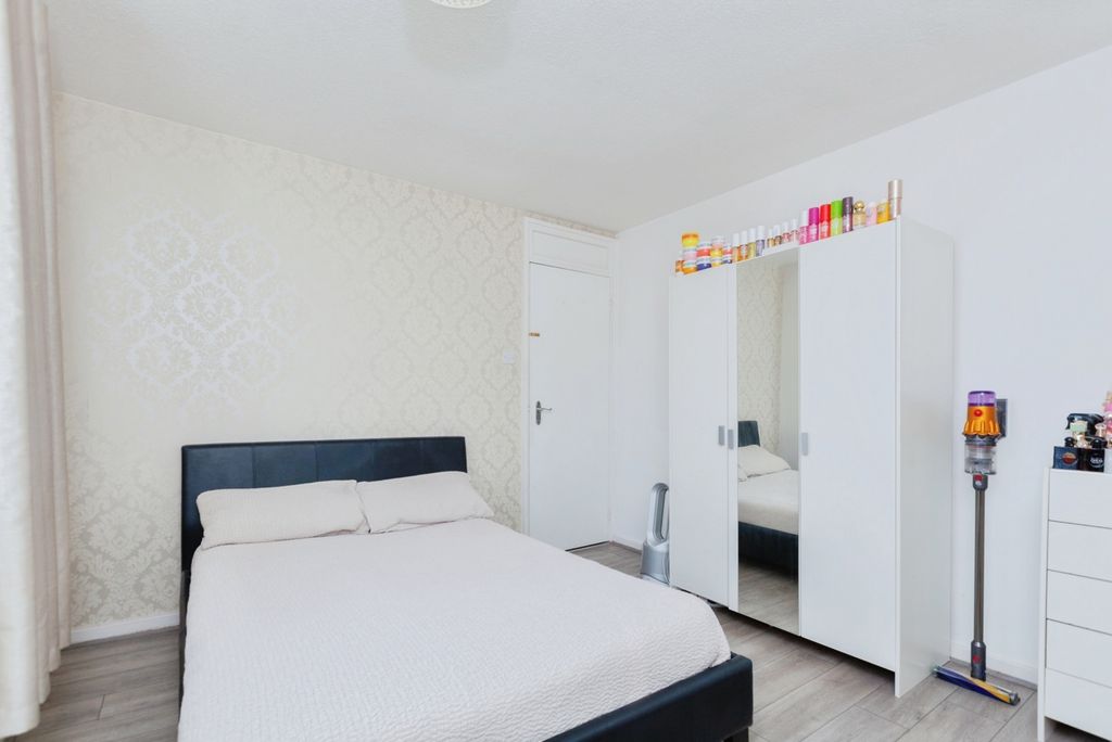 Additional image 9 of 5 bed semi-detached house for salePitchens Close, Leicester, Leicestershire LE4