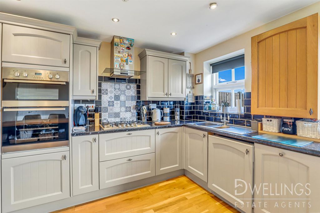 3 bed semi-detached house for salePoplars Barn, Chestnut Drive, Burton-On-Trent DE13 photo 5