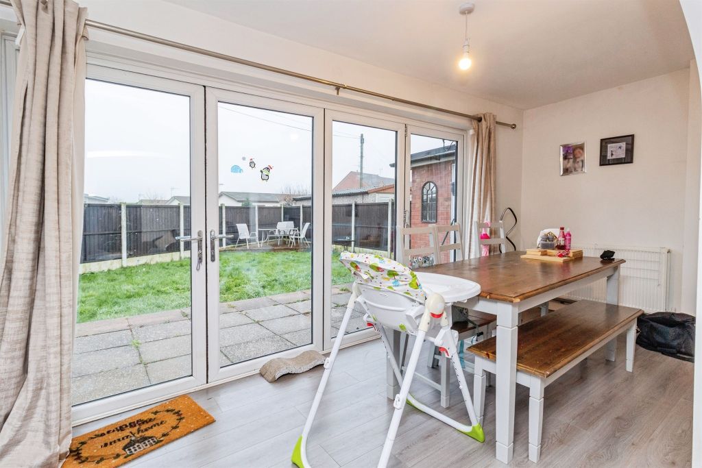 3 bed semi-detached house for saleDoxey Fields, Stafford ST16 photo 4