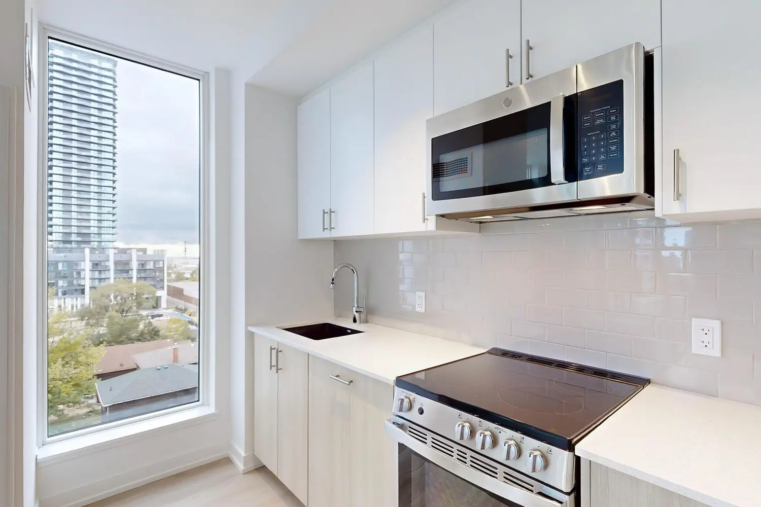 Additional image 3 of 1195 The Queensway 614