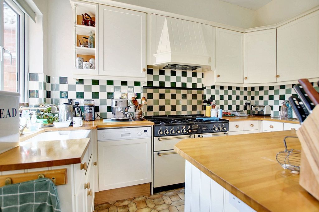 Additional image 13 of 5 bed semi-detached house for saleAlexandra Road, Leicester LE2
