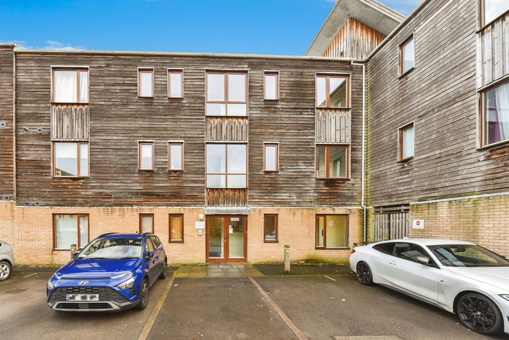 2 bed flat for saleCowleaze, Chippenham SN15