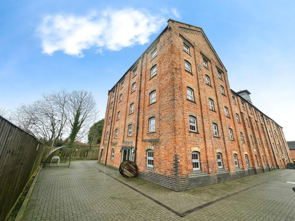 2 bed flat for saleThe Malt House, Cairns Close WS14