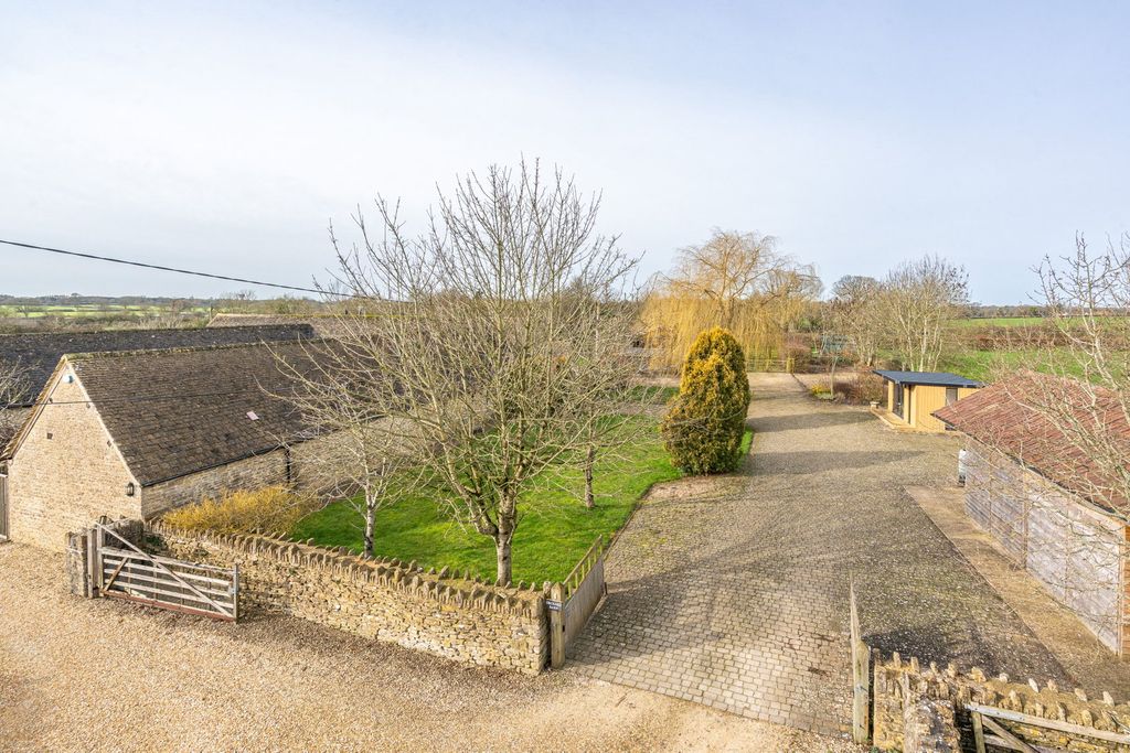 3 bed barn conversion for saleLeigh Delamere, Chippenham SN14 photo 5