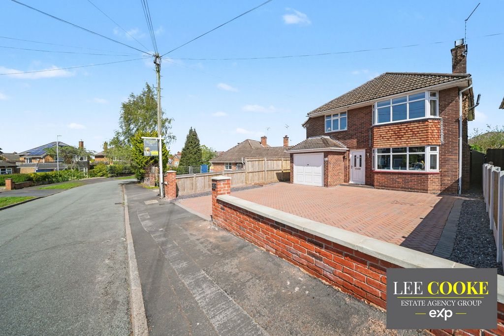 4 bed detached house for saleNewquay Avenue, Weeping Cross, Stafford ST17