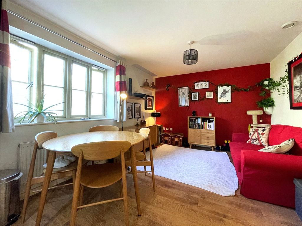 2 bed flat for saleMiddle Mead, Cirencester, Gloucestershire GL7 photo 2