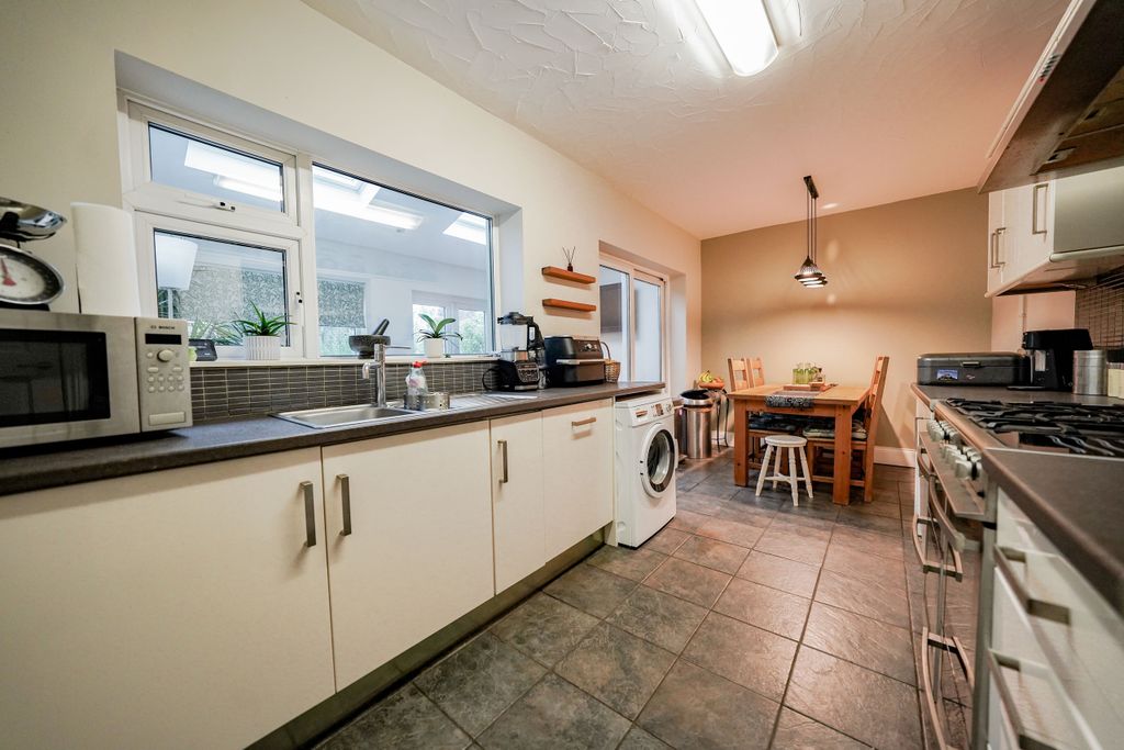 Additional image 4 of 5 bed end terrace house for salePeters Drive, Leicester, Leicestershire LE5