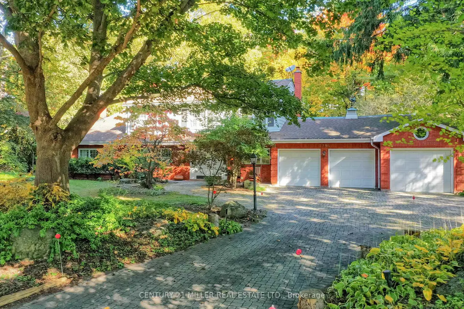 1296 Cumnock Crescent