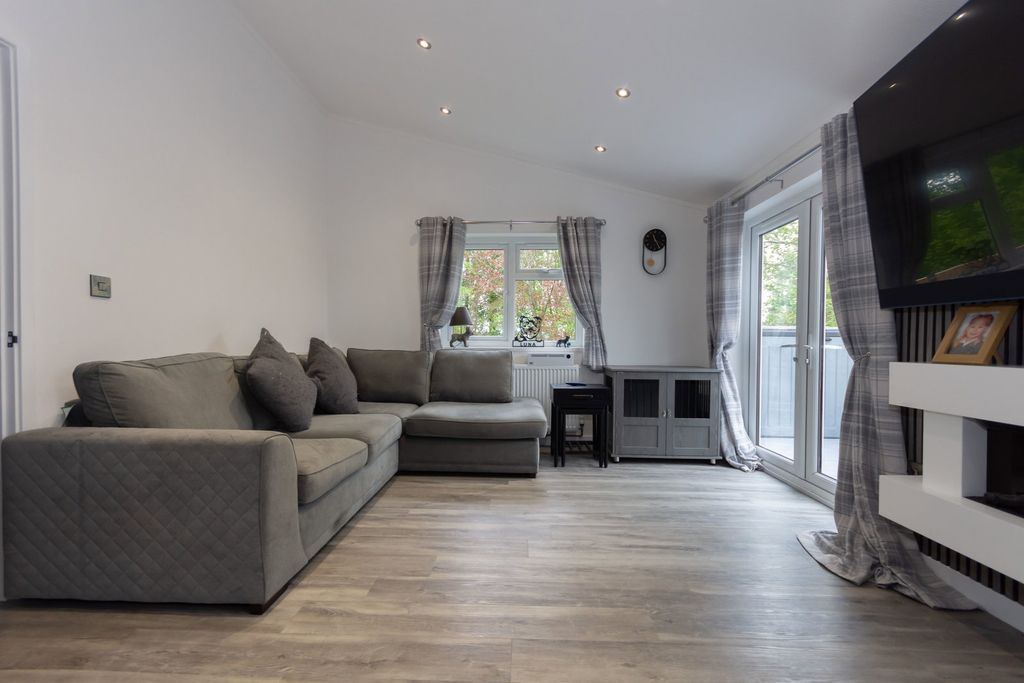 2 bed lodge for saleWolverhampton WV5 photo 4