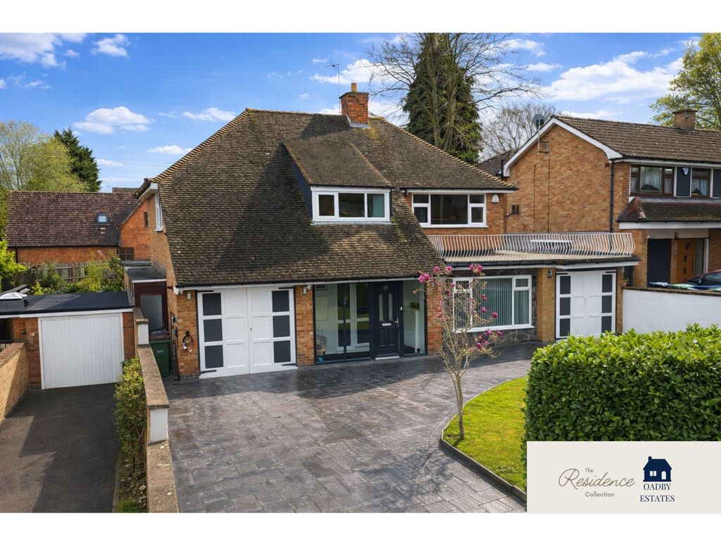 4 bed detached house for saleThe Oval, Oadby LE2 photo 2