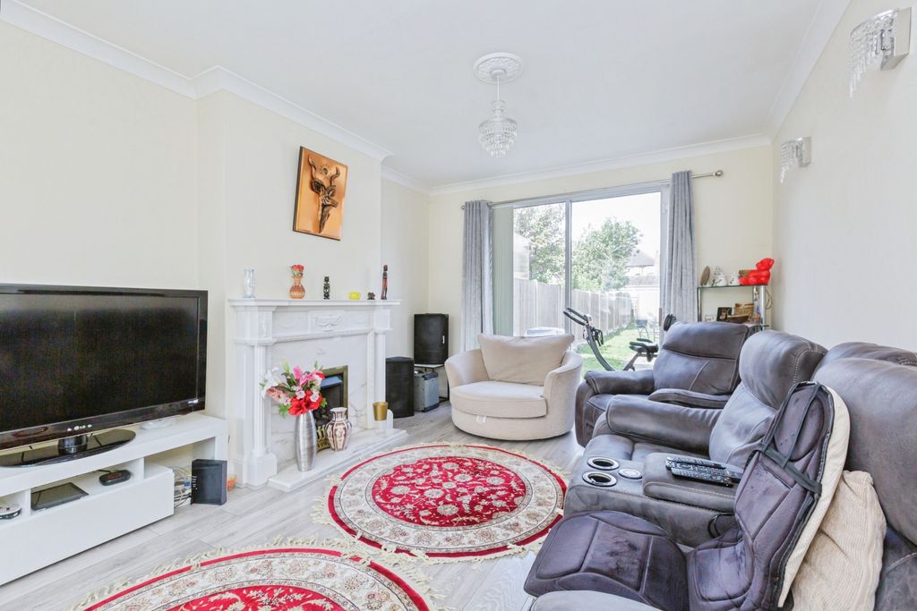 3 bed semi-detached house for saleKingsmead Close, Leicester LE2 photo 3