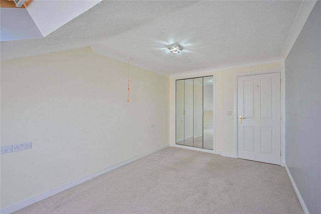 1 bed flat for saleWolverhampton Road, Forebridge, Stafford, Staffordshire ST17 photo 4