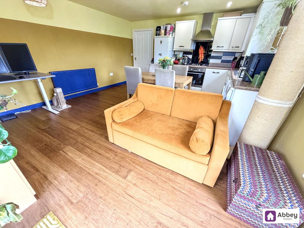 2 bed flat for salePavilion Close, Leicester LE2 photo 4