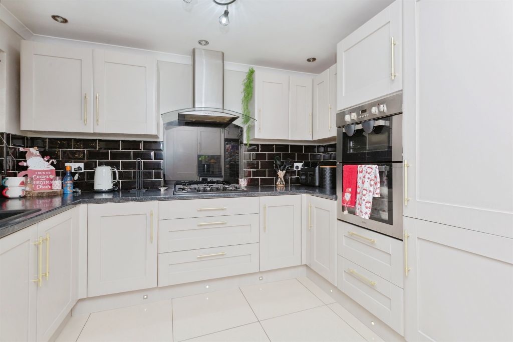4 bed detached house for saleOakdene Road, Leicester LE2 photo 3