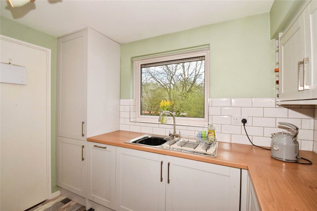 2 bed flat for salePark Hill Drive, Leicester, Leicestershire LE2 photo 3