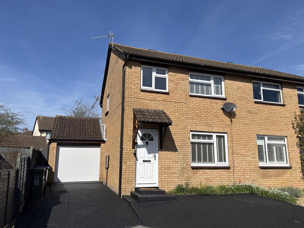 3 bed semi-detached house for saleFitzwarren Close, Chippenham SN15