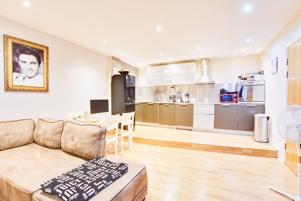 Additional image 7 of 2 bed flat for saleLee Circle, City Centre, Leicester LE1