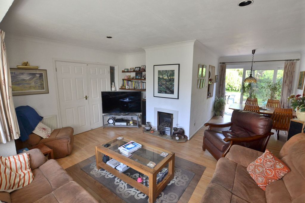 4 bed detached house for saleLaunde Road, Oadby LE2 photo 3