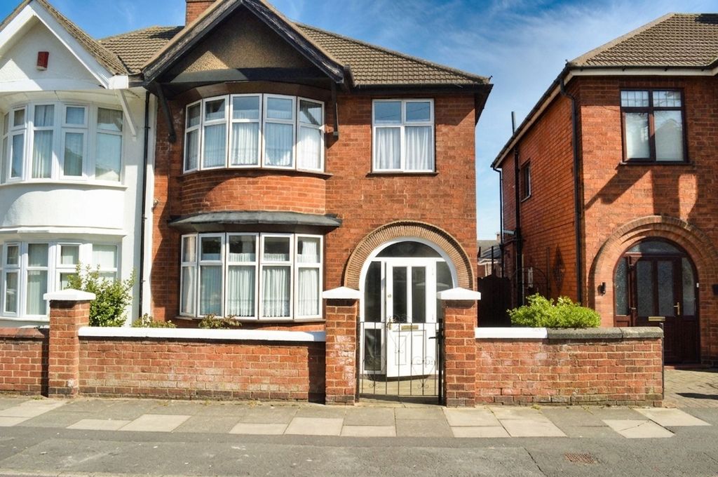 3 bed semi-detached house for saleDixon Drive, Stoneygate, Leicester LE2