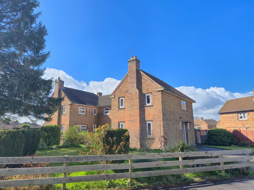 3 bed semi-detached house for saleSwithland Road, Coalville LE67