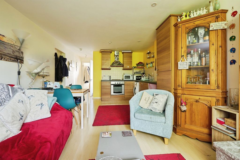 1 bed flat for saleMiddleton Road, Salisbury SP2 photo 4