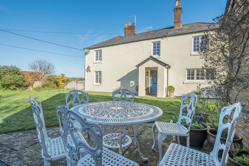 4 bed detached house for saleFieldside, Coate, Devizes SN10 photo 2