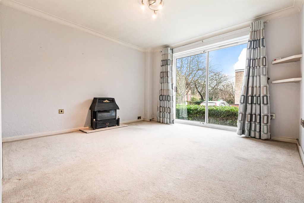 2 bed flat for saleThe Lawns, Stoneygate Road, Leicester LE2 photo 2
