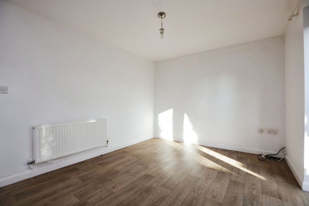 1 bed flat for saleLowercroft, Rugby CV21 photo 3