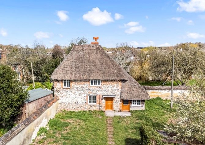 2 bed cottage for saleOrchard Farm, High Street, Netheravon, Wiltshire SP4