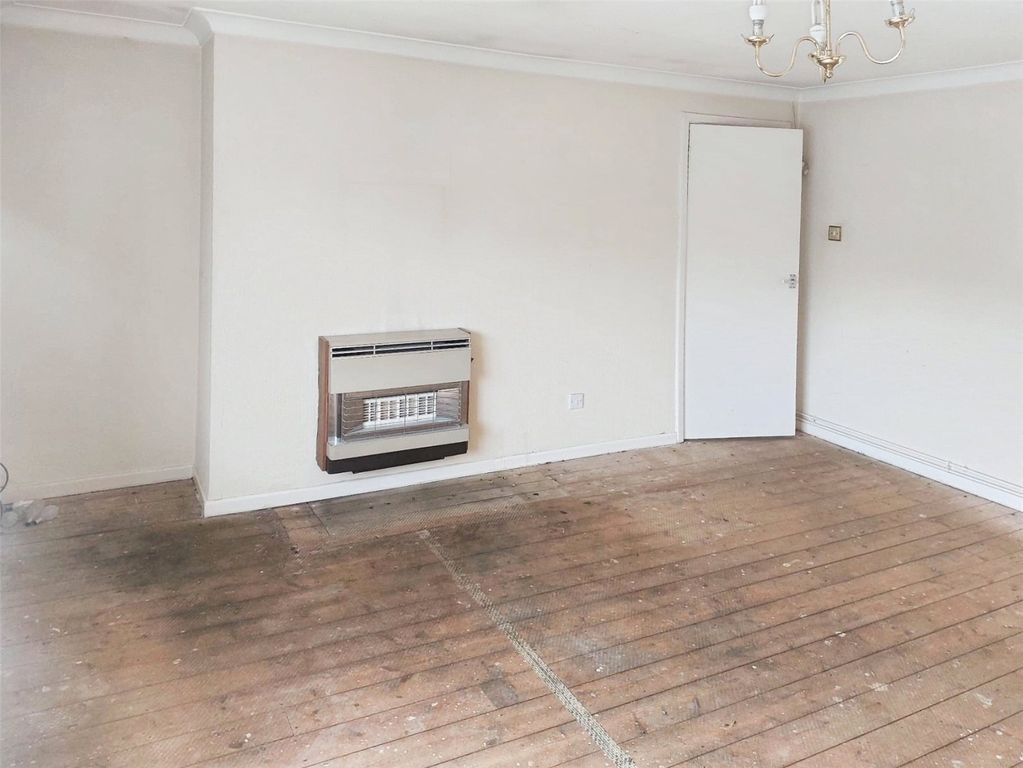 2 bed flat for saleWilkes Road, Codsall, Wolverhampton, Staffordshire WV8 photo 2