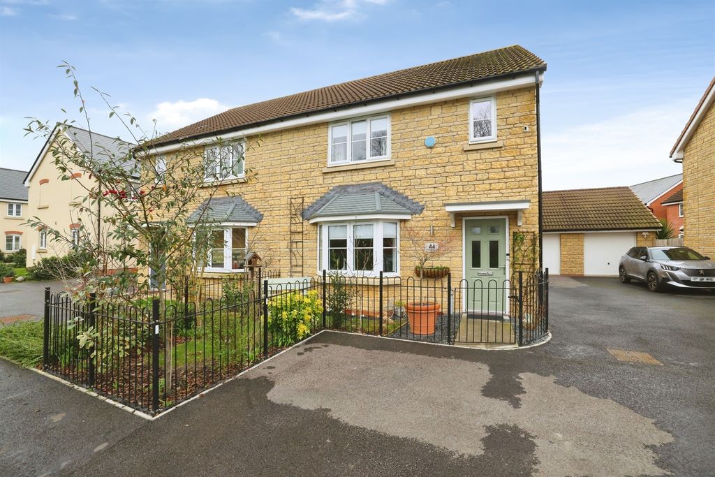 3 bed semi-detached house for saleWinchcombe Avenue, Devizes SN10