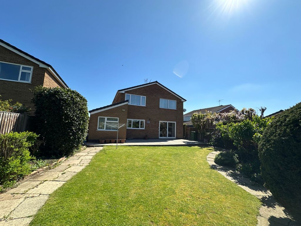 5 bed detached house for saleForest Rise, Oadby LE2 photo 2