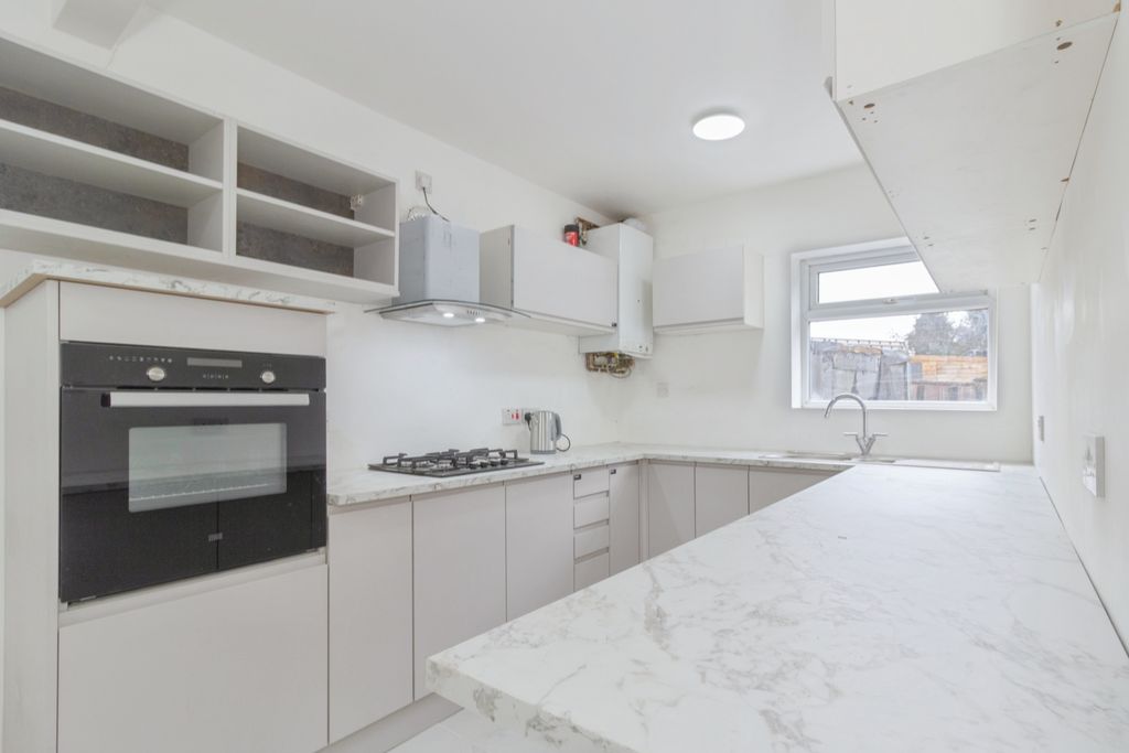 3 bed semi-detached house for saleHockley Farm Road, Leicester LE3