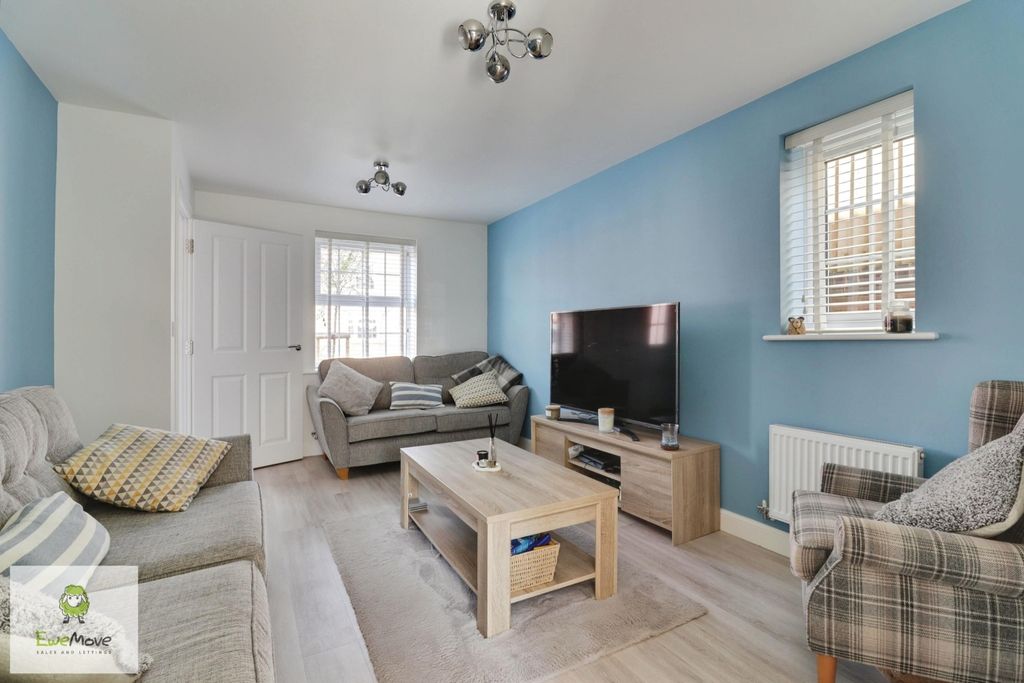 3 bed detached house for saleTomkinson Heights, Hednesford, Cannock, Staffordshire WS12 photo 4