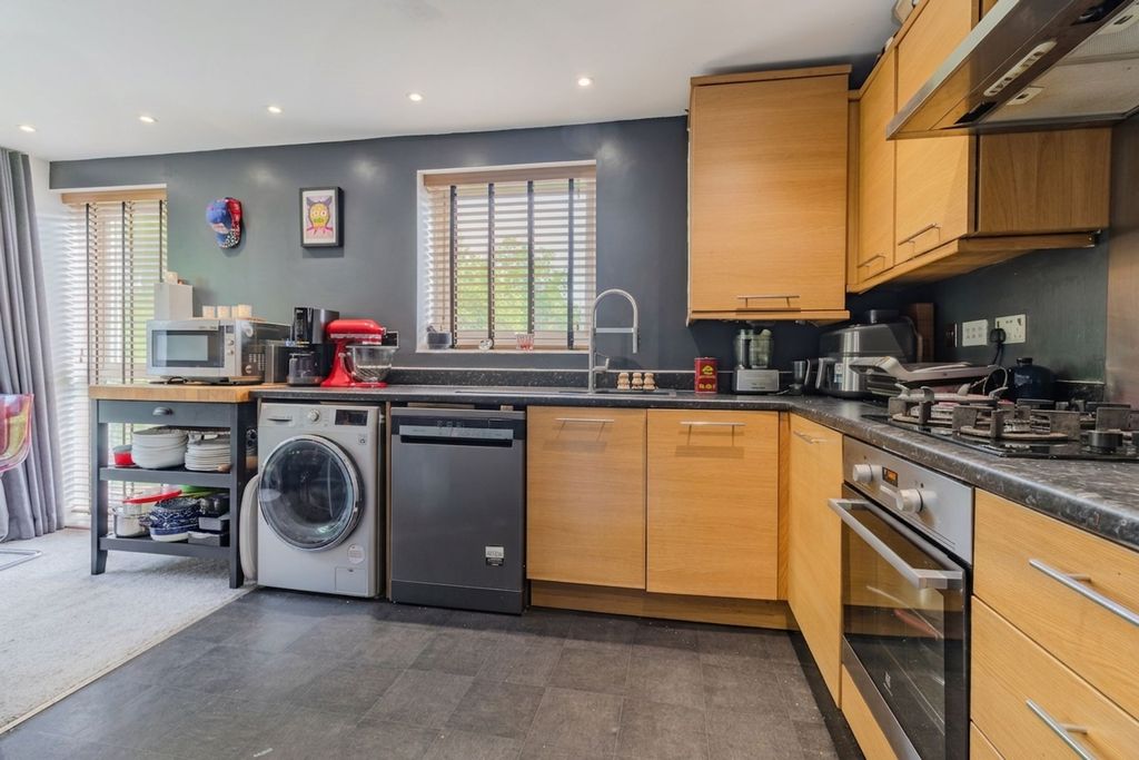 2 bed flat for salePavilion Close, Leicester LE2 photo 3