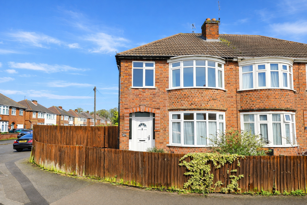 3 bed semi-detached house for saleBraunstone Close, Leicester, Leicestershire LE3