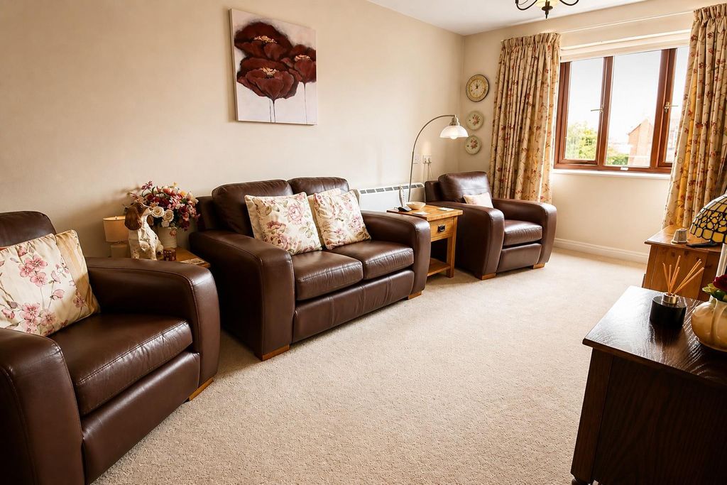 2 bed flat for saleClift House, Langley Road, Chippenham SN15 photo 2