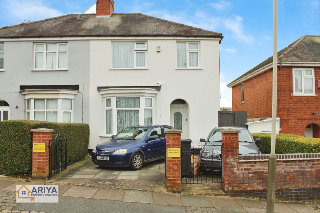 3 bed semi-detached house for saleThe Approach, Crown Hills, Leicester LE5