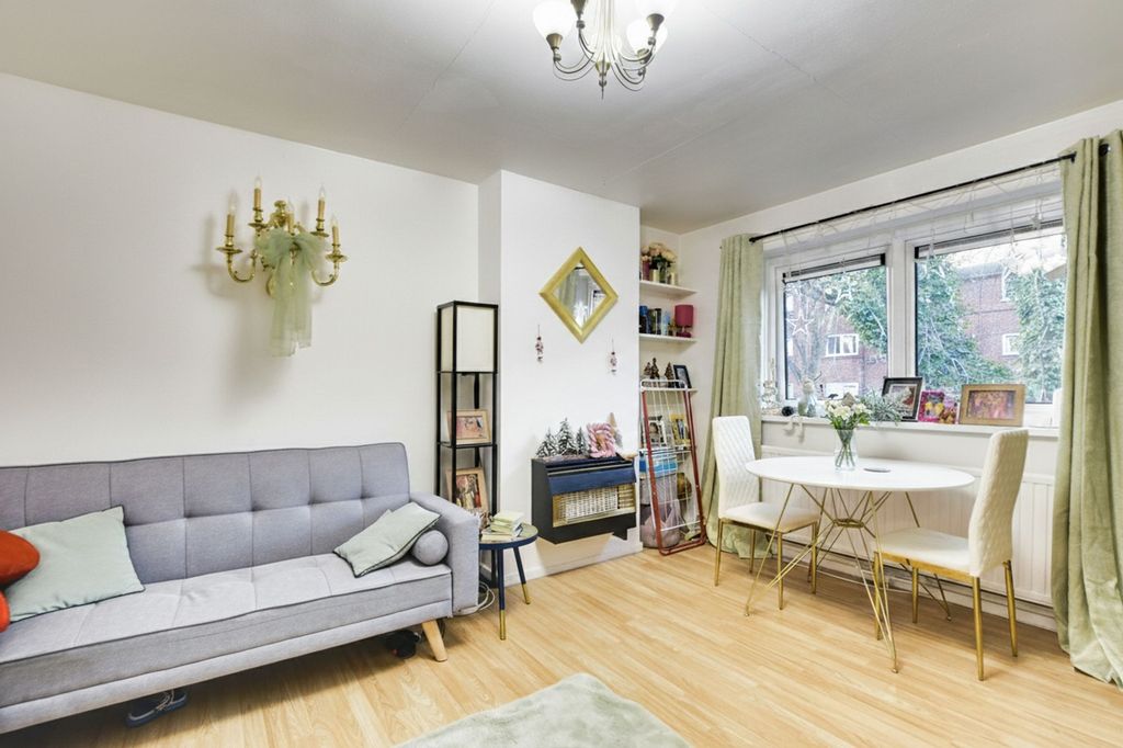 Additional image 5 of 1 bed flat for saleAndrewes Close, Off Narborough Road, Leicester LE3