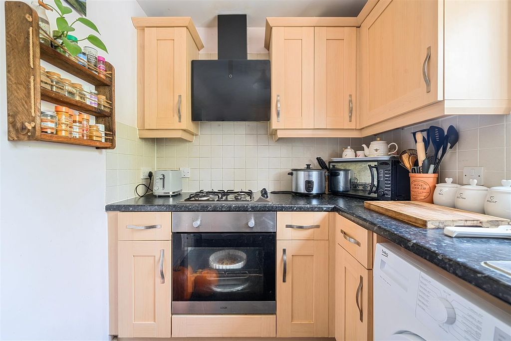 2 bed flat for saleWadworth Road, Devizes SN10 photo 5
