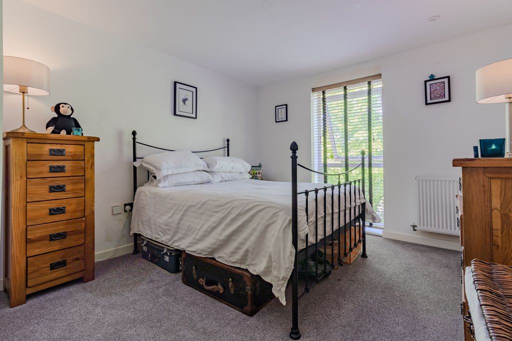 2 bed flat for salePavilion Close, Leicester LE2 photo 5