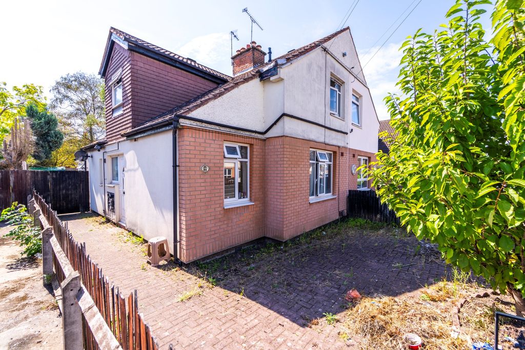3 bed semi-detached house for saleLitel Mede, Leicester LE5