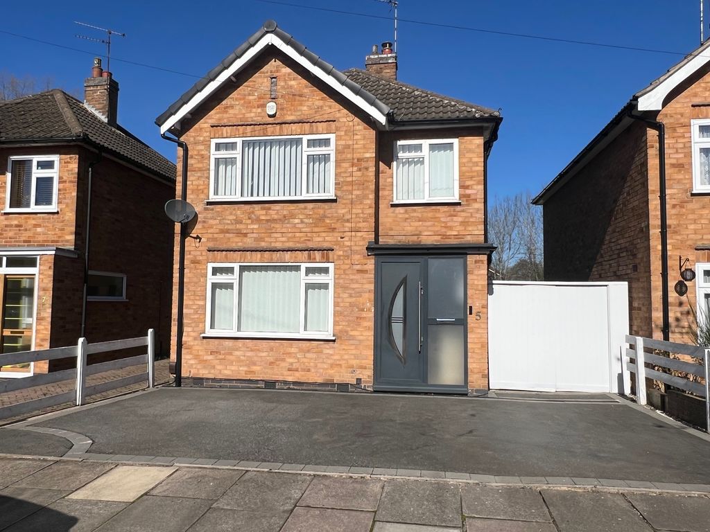 3 bed detached house for saleWoodcroft Avenue, Leicester LE2 photo 2