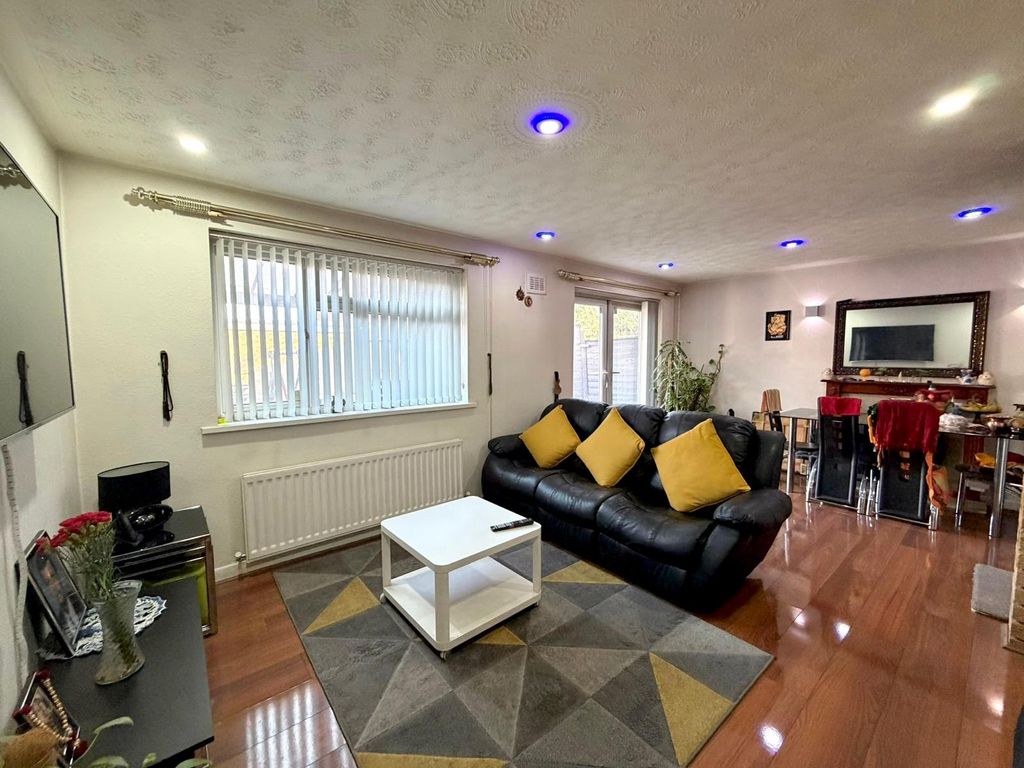 3 bed semi-detached house for saleKipling Grove, Leicester LE4 photo 4