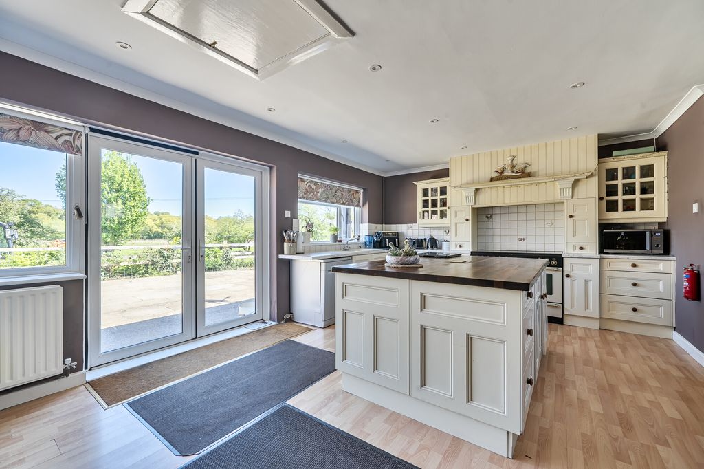 4 bed bungalow for saleNetheravon, Salisbury SP4 photo 5