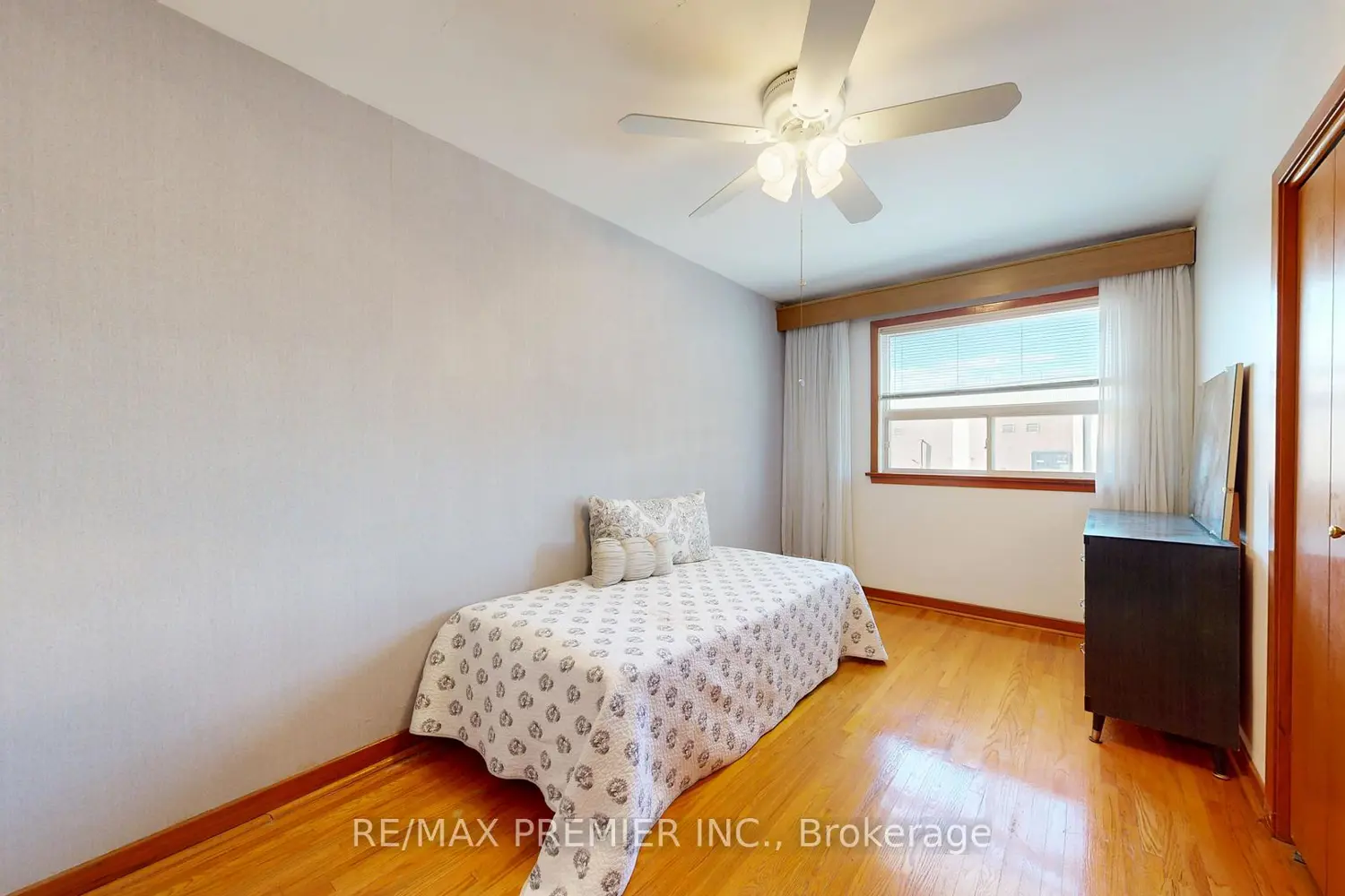 Additional image 7 of 12 Sonnet Court