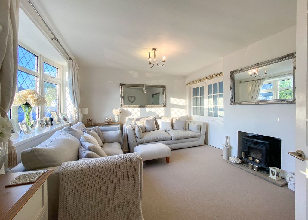 3 bed semi-detached house for saleUplands Road, Oadby LE2 photo 2