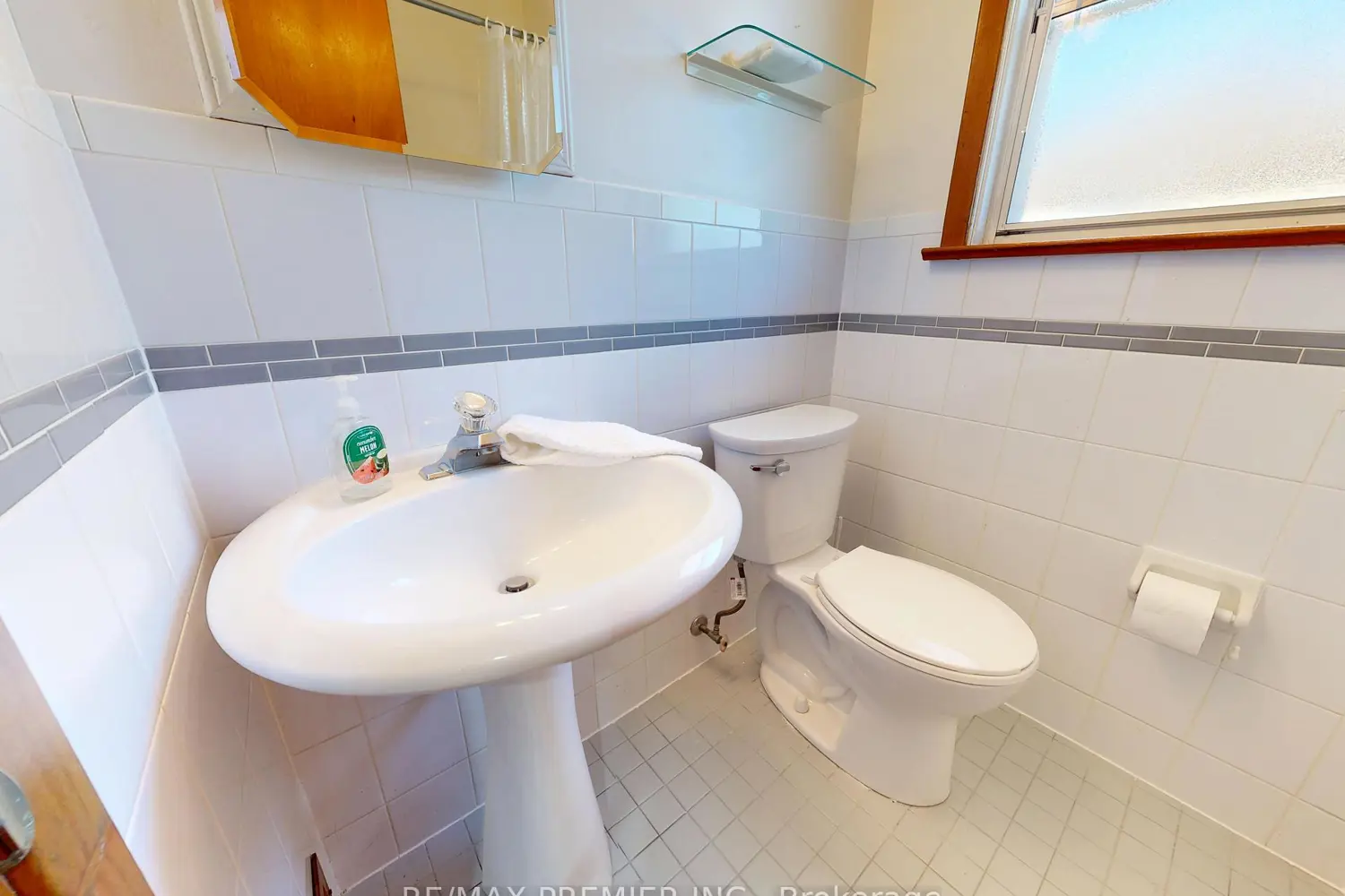 Additional image 9 of 12 Sonnet Court