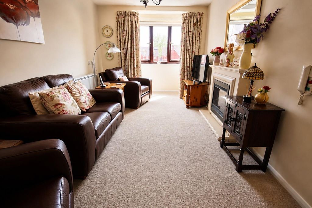 2 bed flat for saleClift House, Langley Road, Chippenham SN15 photo 3