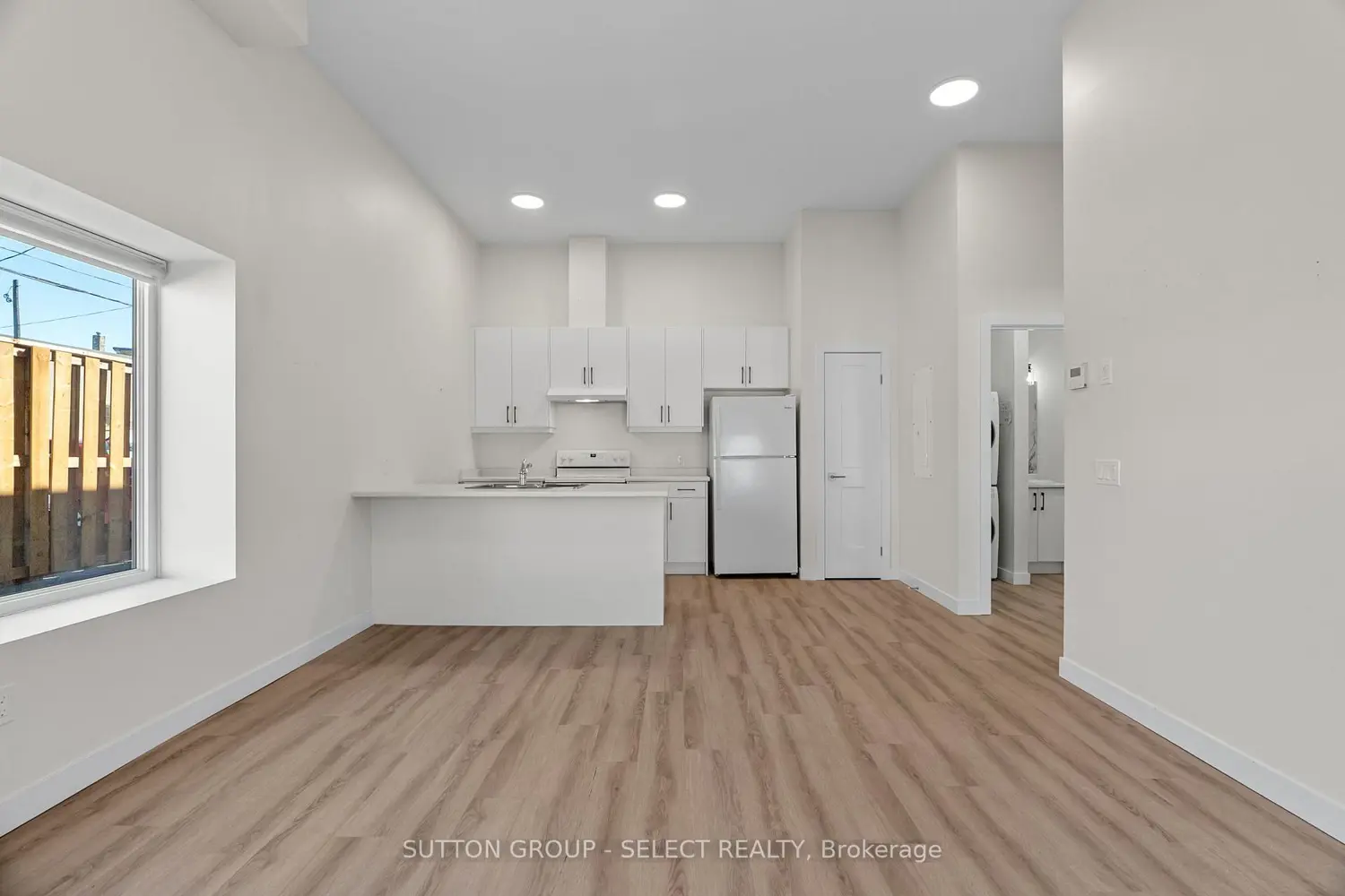 370 William Street photo 5